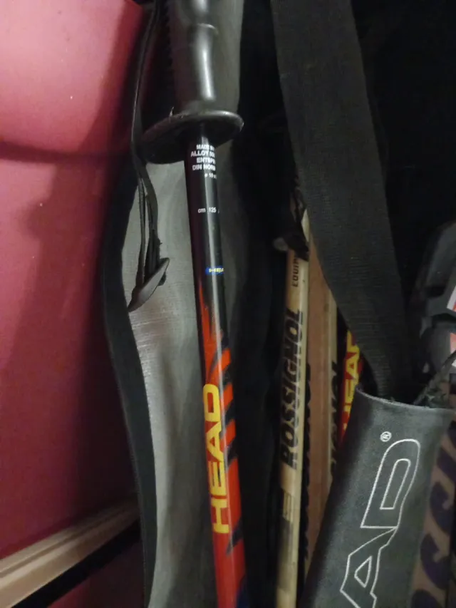 Lote de esquís y bastones prácticamente gratis