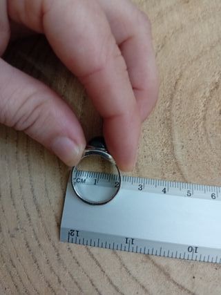 Anello con opale nero e grigio in acciaio