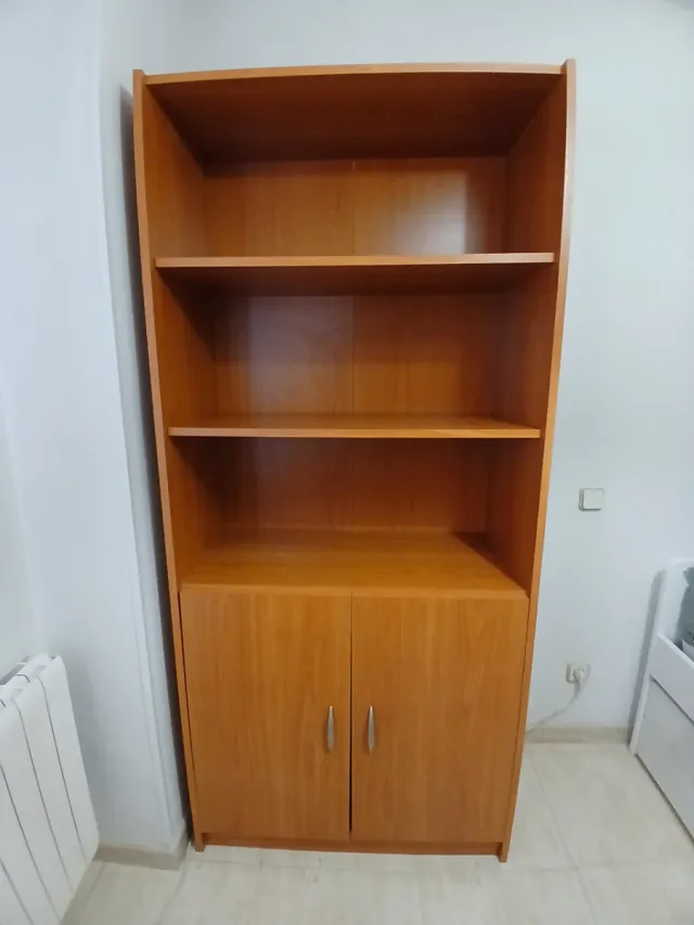 Estantería madera clara con armario
