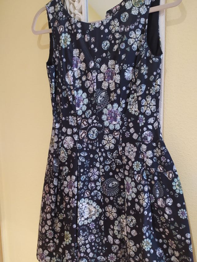 Vestido estampado floral y de diamantes