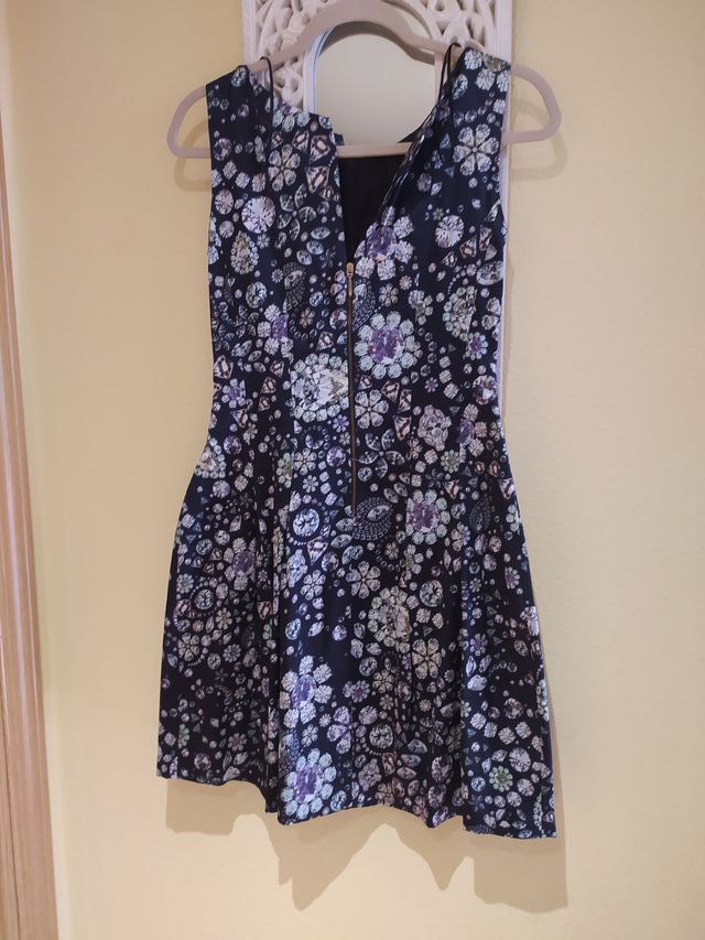 Vestido estampado floral y de diamantes