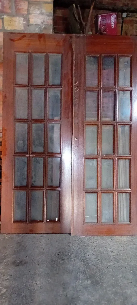 Puertas de madera con vitral