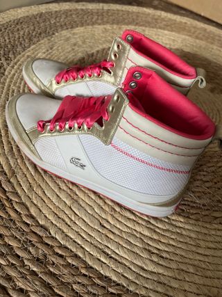 Zapatillas altas Lacoste doradas y blancas