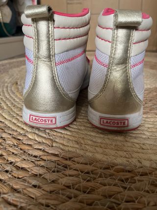 Zapatillas altas Lacoste doradas y blancas