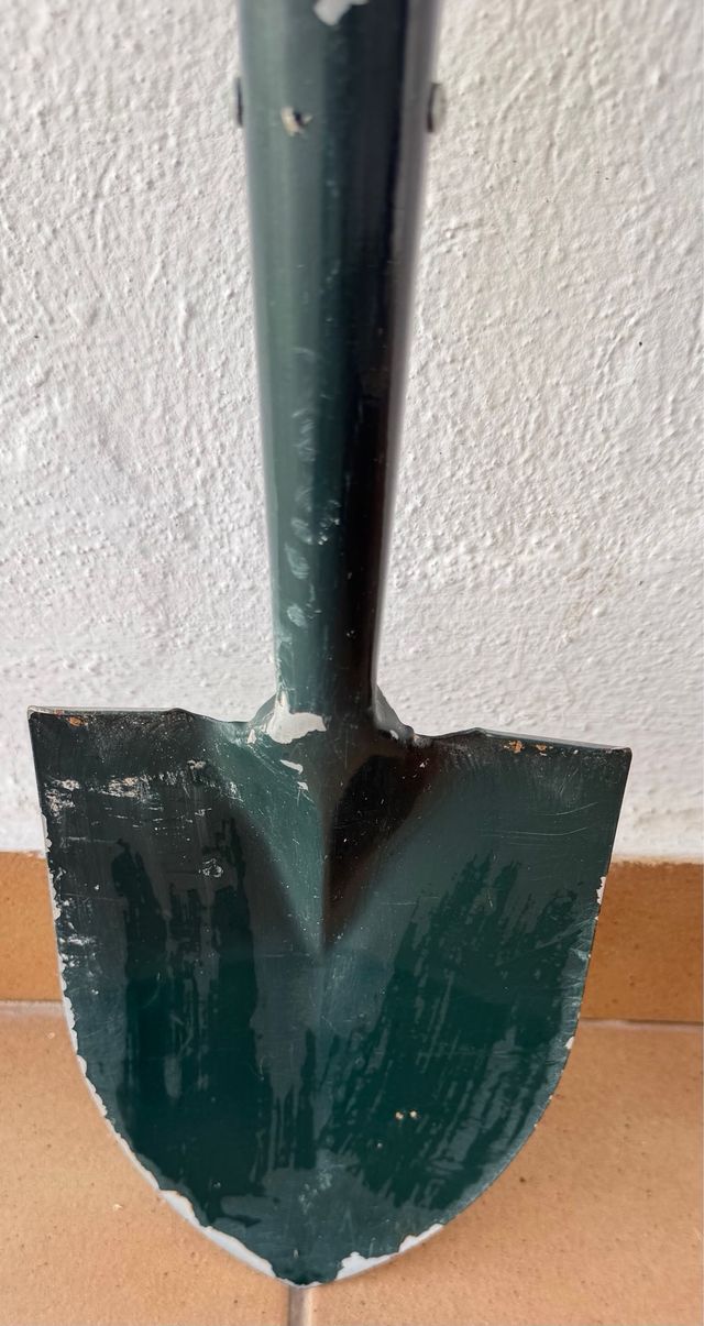 Pala de jardín con mango de madera