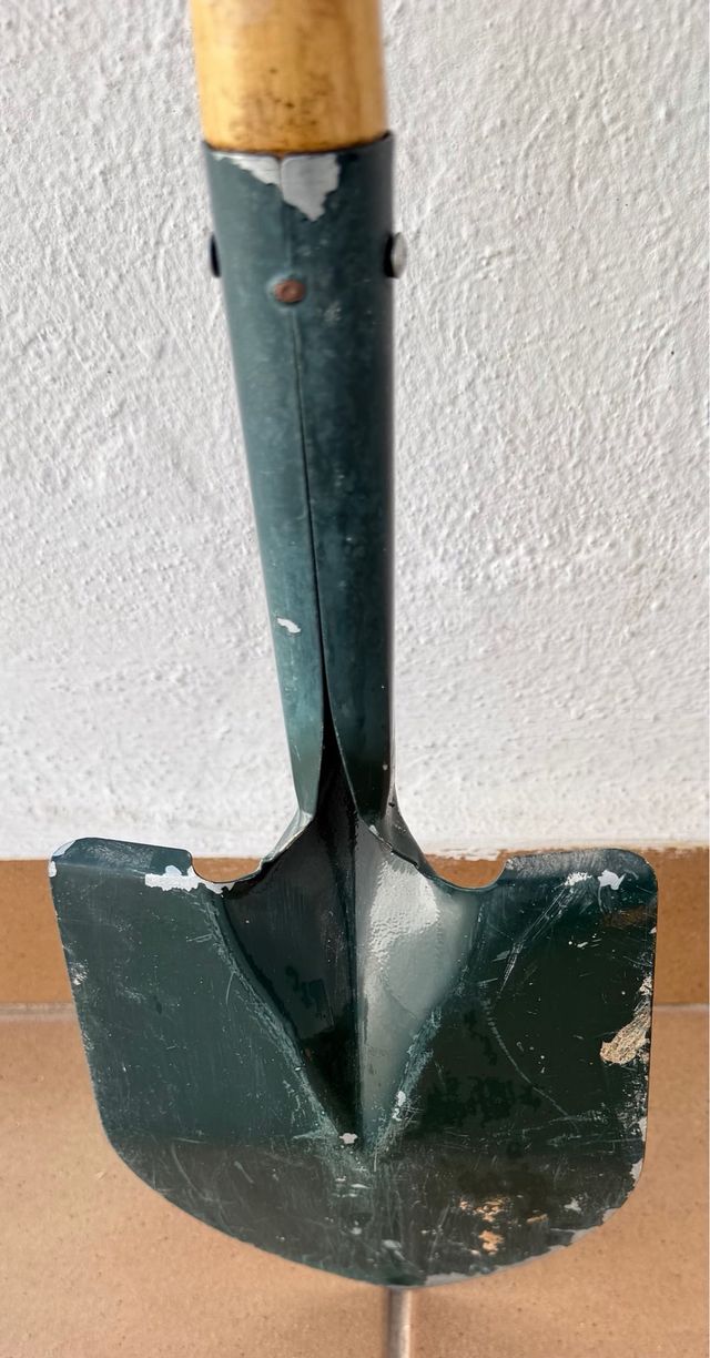 Pala de jardín con mango de madera