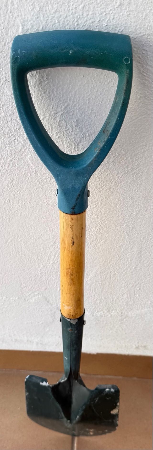 Pala de jardín con mango de madera