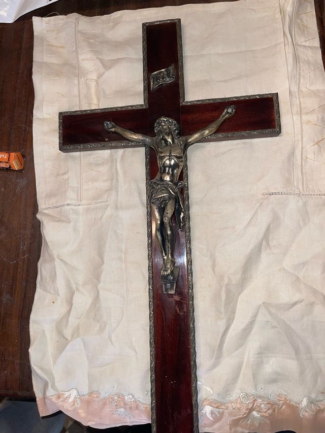 Crucifijo antiguo madera y metal