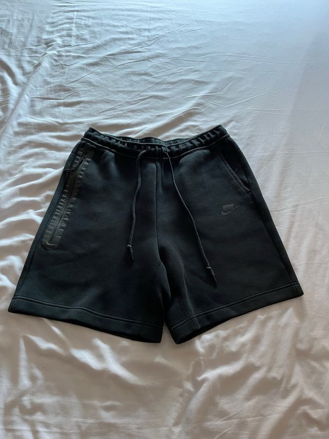 Pantalón corto Nike Tech Fleece negro