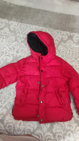 Giacca rossa con cappuccio per bambini