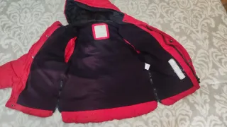 Giacca rossa con cappuccio per bambini