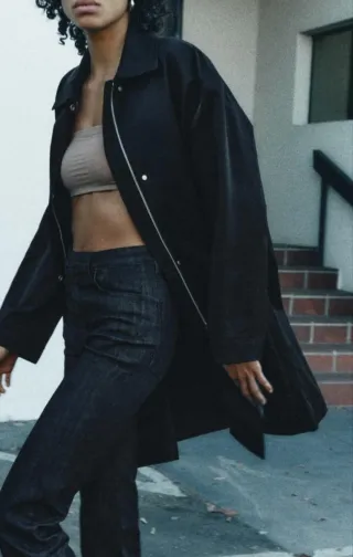 Trench impermeable negro. Zara Woman