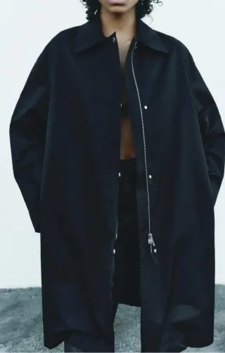 Trench impermeable negro. Zara Woman