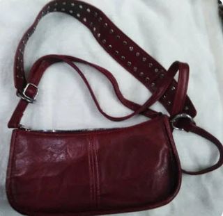 Bolso de cuero rojo con tachuelas y Cazadora Azul