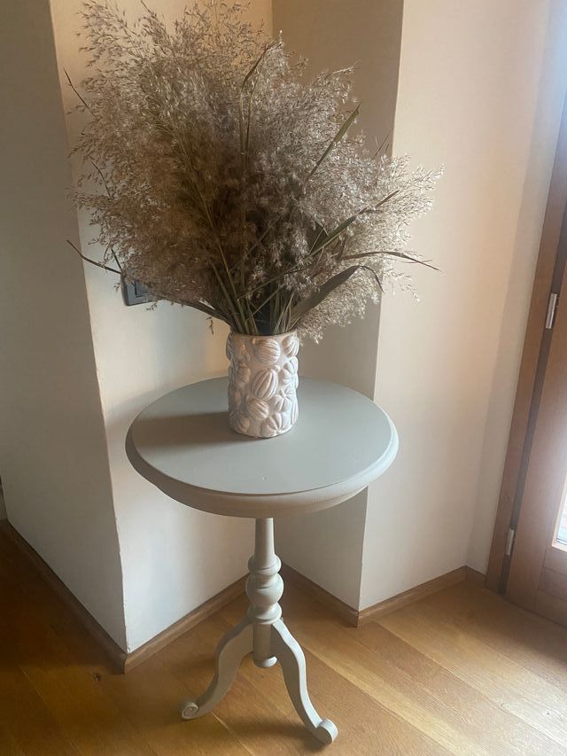 Tavolino rotondo in legno grigio chiaro