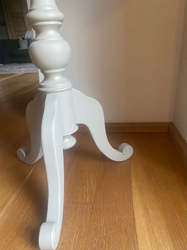 Tavolino rotondo in legno grigio chiaro