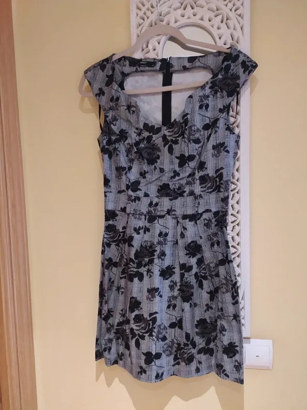 Vestido floral gris y negro