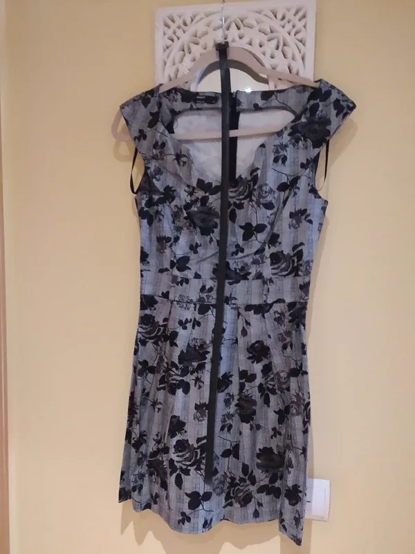 Vestido floral gris y negro