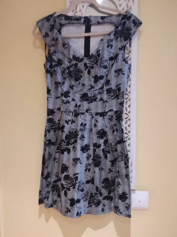 Vestido floral gris y negro