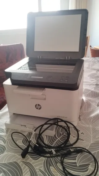 Impresora HP Multifunción Blanca y Gris.
