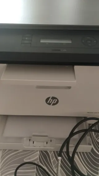 Impresora HP Multifunción Blanca y Gris.
