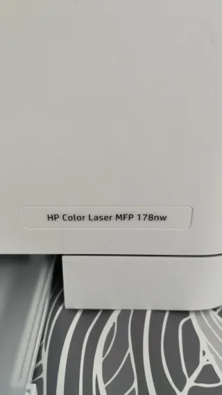 Impresora HP Multifunción Blanca y Gris.
