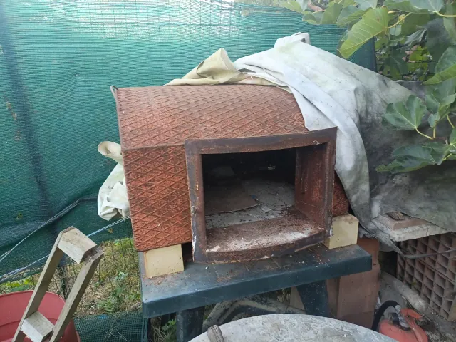 Forno in metallo e terracotta