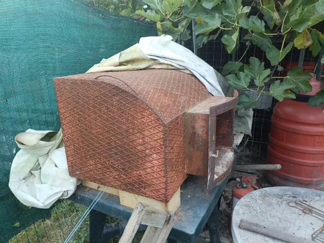 Forno in metallo e terracotta