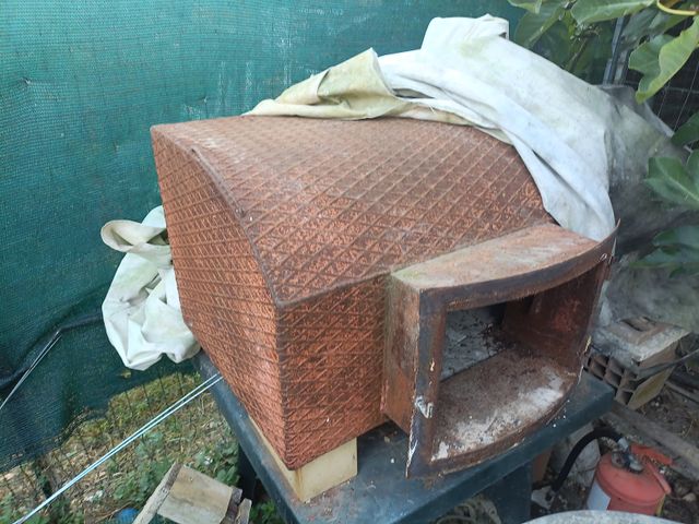 Forno in metallo e terracotta