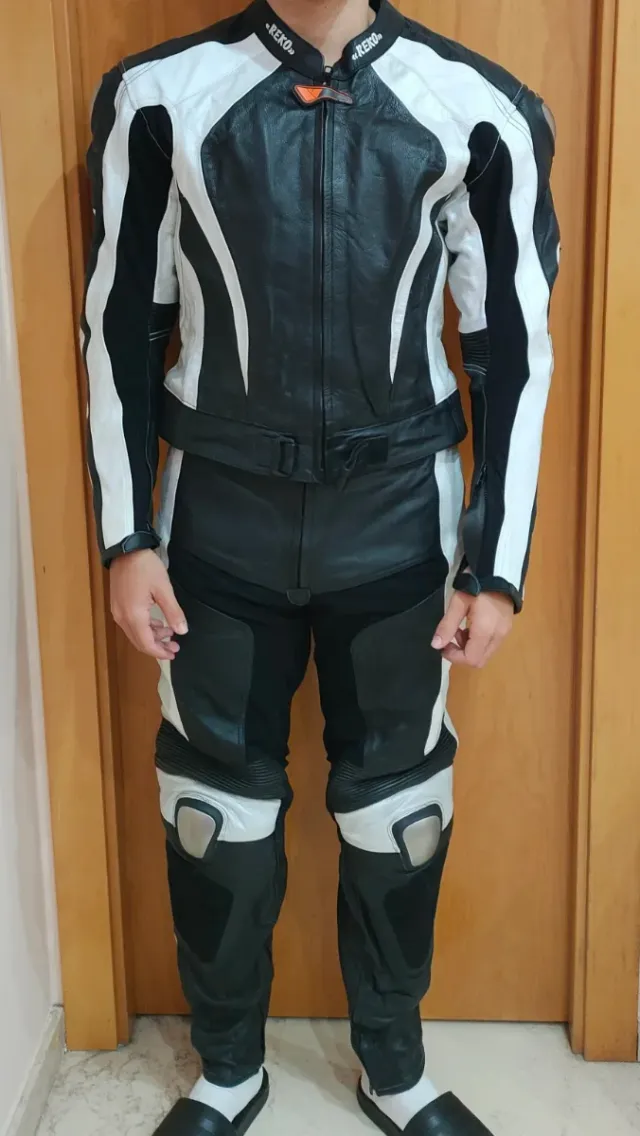 Traje de moto de piel. Talla l