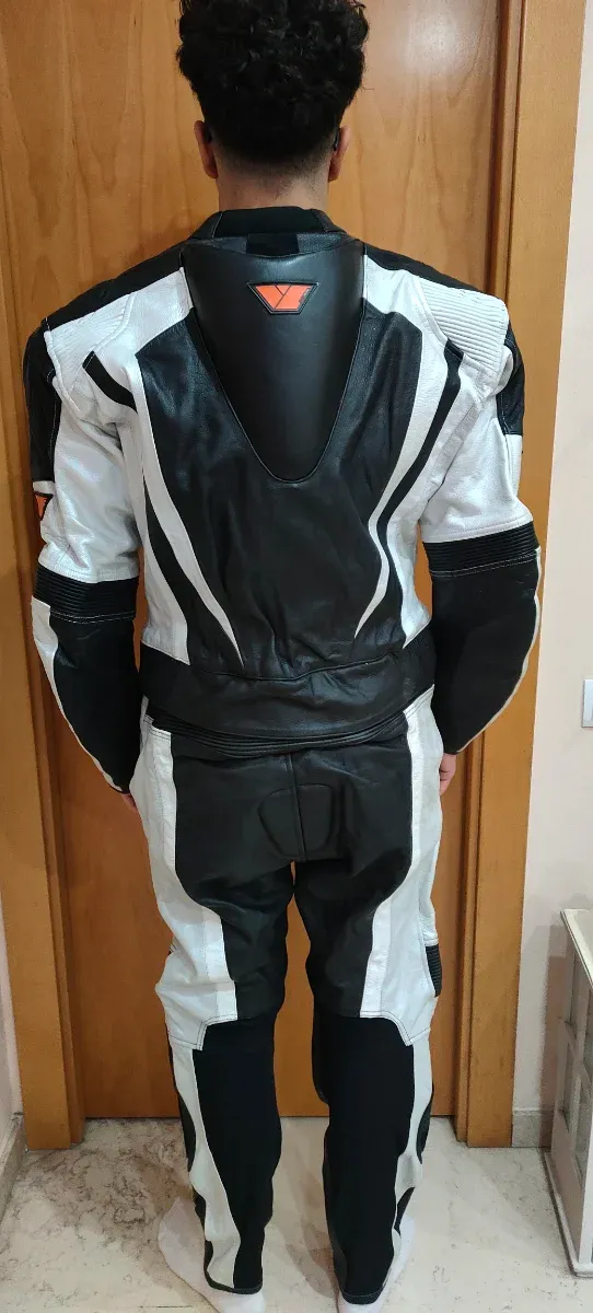 Traje de moto de piel. Talla l