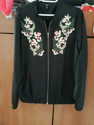 Chaqueta bomber Kiabi flores Talla M