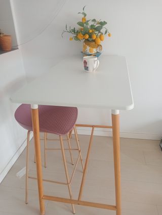 Mesa alta con 2 taburetes