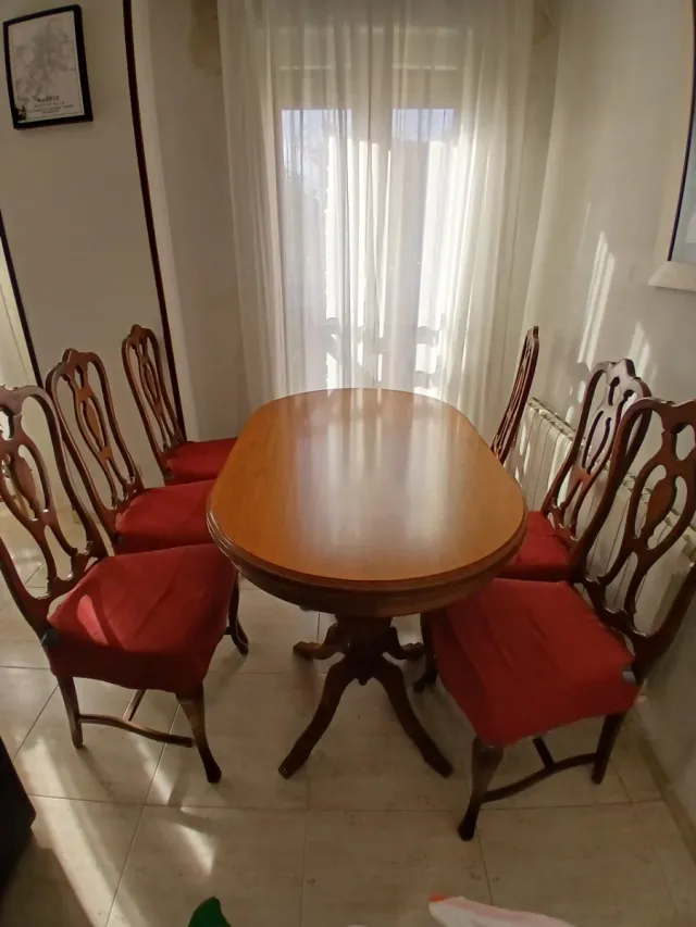 Mesa comedor madera con 6 sillas tapizadas