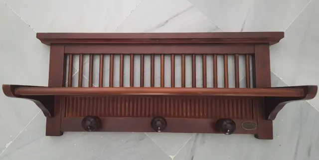 Perchero de madera con estante
