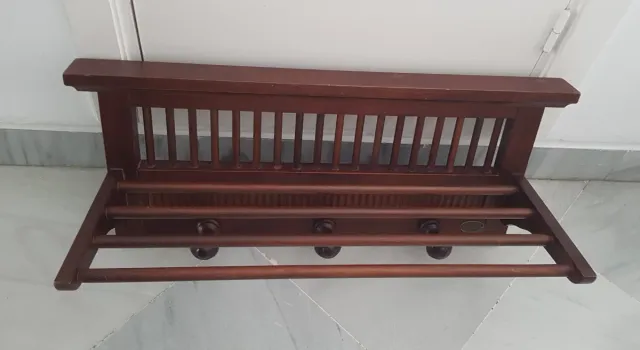 Perchero de madera con estante