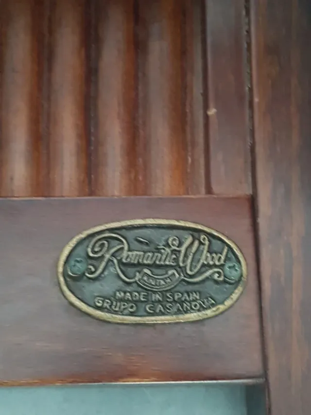 Perchero de madera con estante