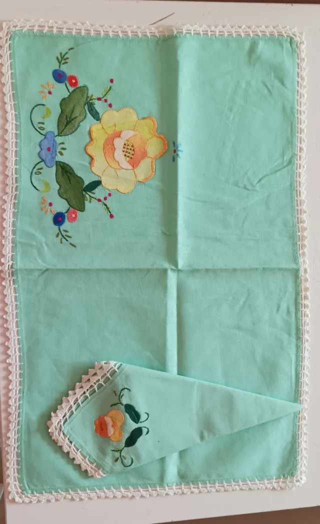 Manteles individuales bordados de lino