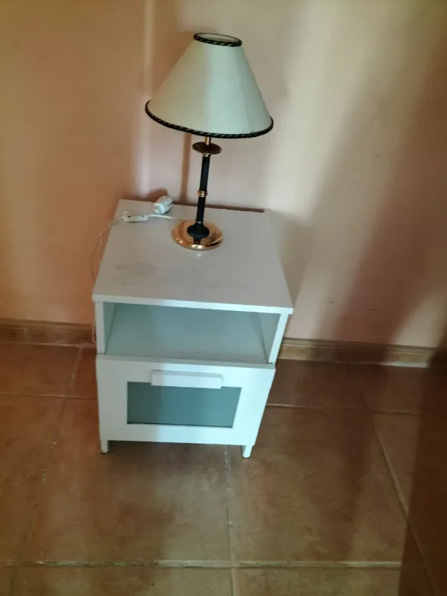 Mesita de noche blanca con cajón