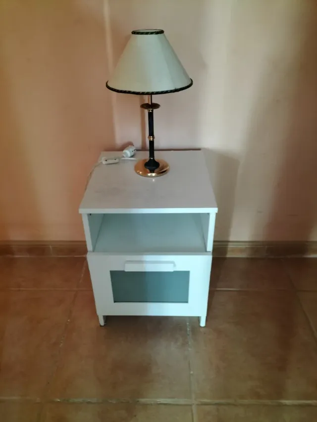 Mesita de noche blanca con cajón