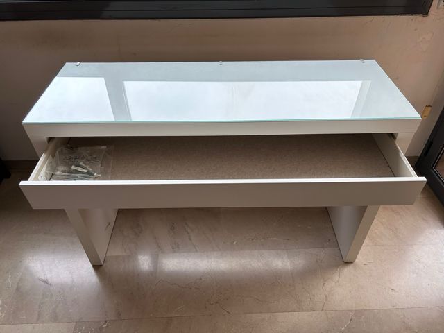 Tocador blanco con tablero de cristal