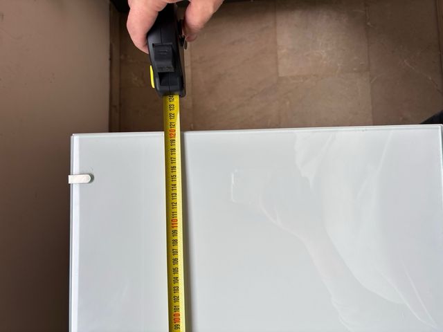 Tocador blanco con tablero de cristal