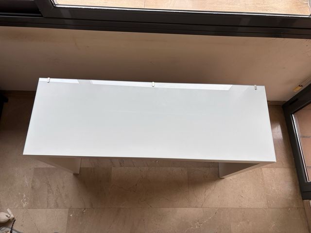 Tocador blanco con tablero de cristal