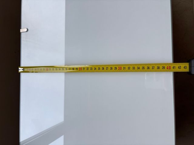 Tocador blanco con tablero de cristal