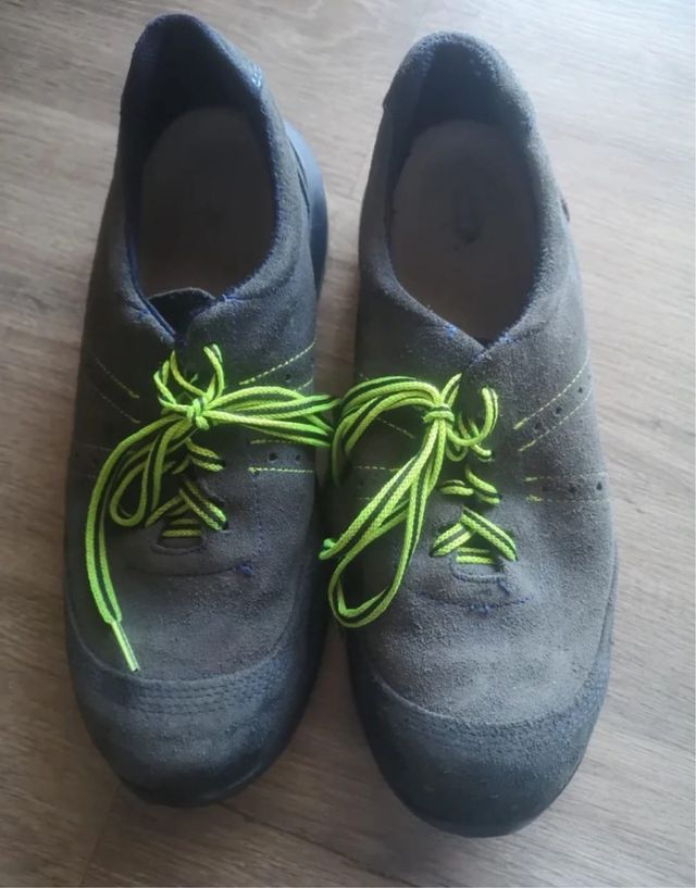 Zapatos grises con cordones verdes