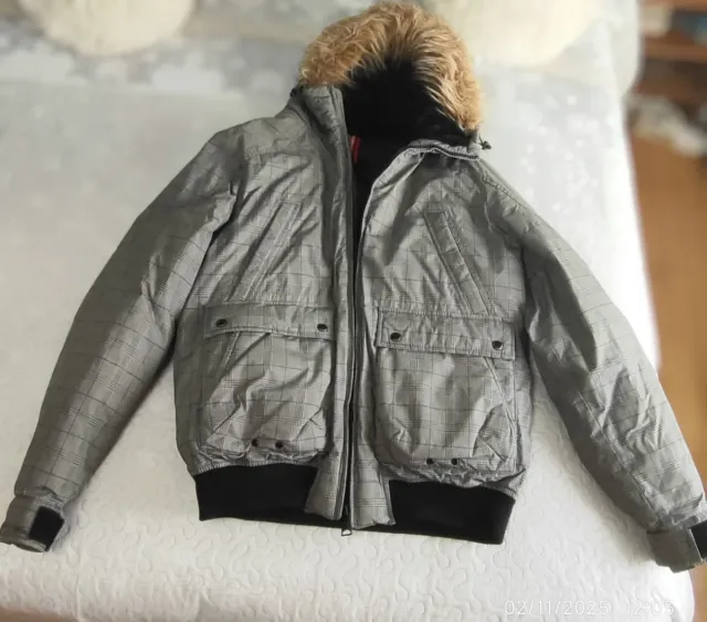 Cazadora acolchada con capucha y pelo