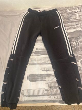 Pantalones Adidas Negros con Logo Repetido