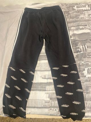 Pantalones Adidas Negros con Logo Repetido