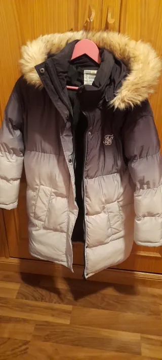 Abrigo SikSilk con capucha y pelo