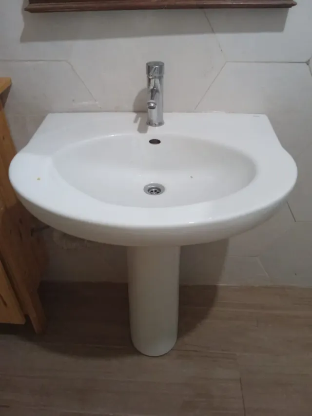 Lavabo de baño de porcelana blanco